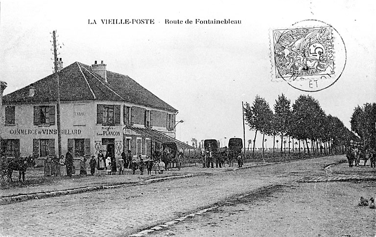 L'ancienne poste le long de la route de Fontainebleau (N 7).