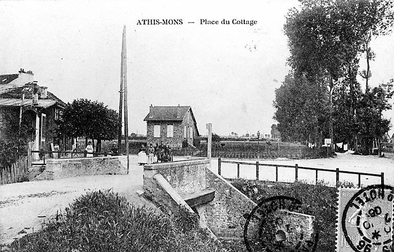 Vue d'ensemble de la place et du pont sur l'Orge.