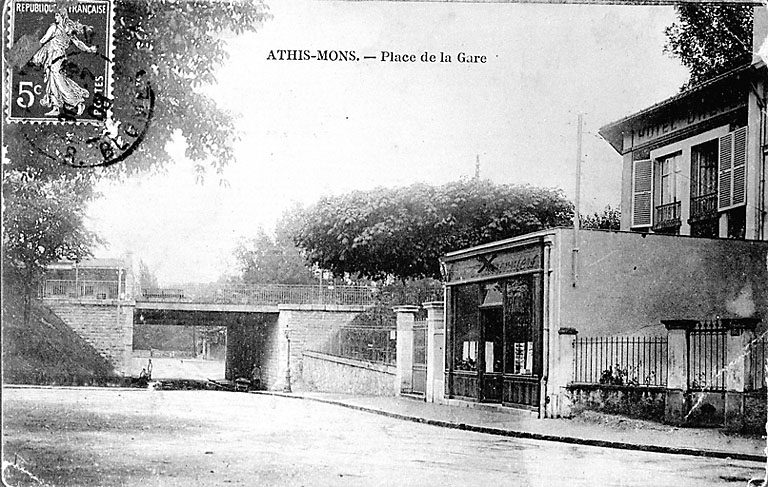 Côté ville, l'abri voyageurs et le passage inférieur établi lors des travaux de doublement des voies en 1904.