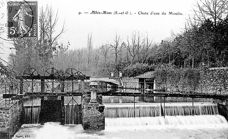 La chute d'eau du moulin. A l'arrière plan, le pont sur l'Orge construit en 1899 par la famille Chodron de Courcel.