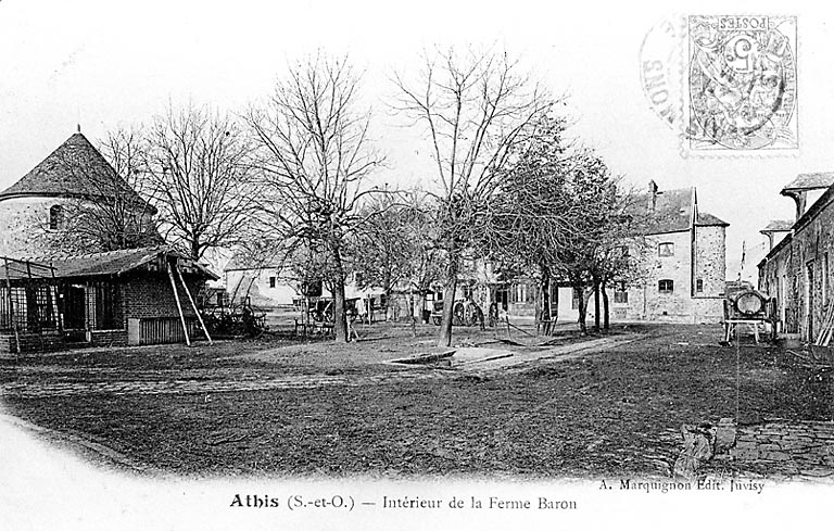 La cour de la ferme.