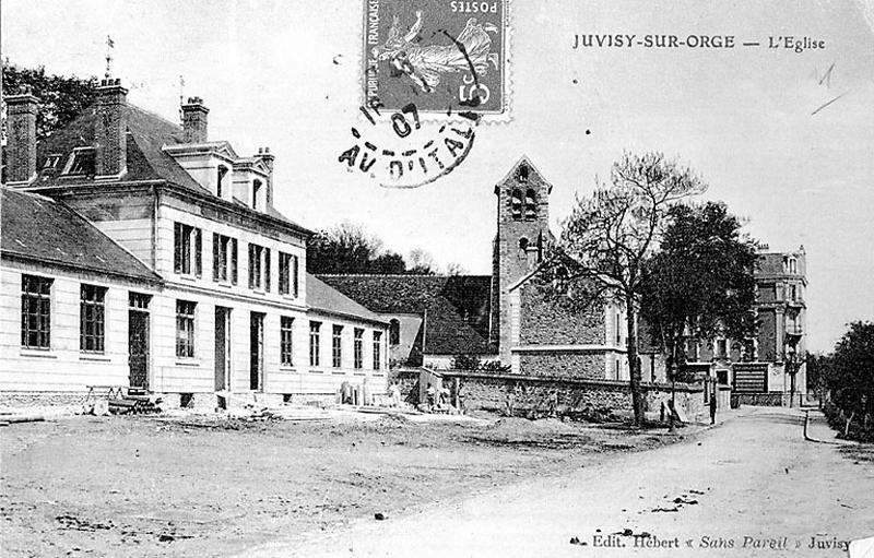 Vue générale de l'Ecole primaire de garçons avec l'église paroissiale à l'arrière plan.