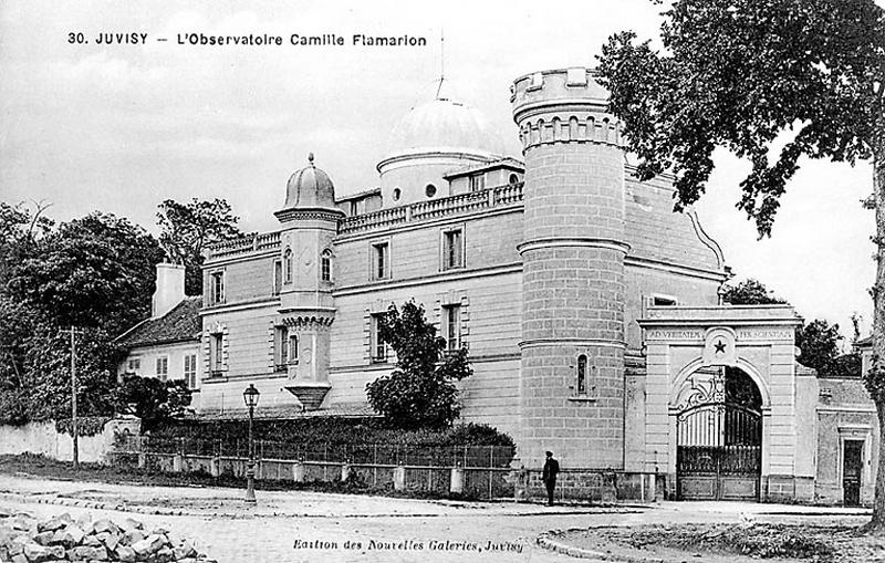 Vue générale des bâtiments depuis la route nationale.