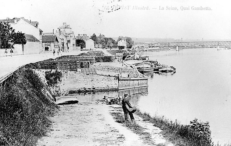 Vue des bords de Seine au niveau du port, avec le pont à l'arrière-plan.