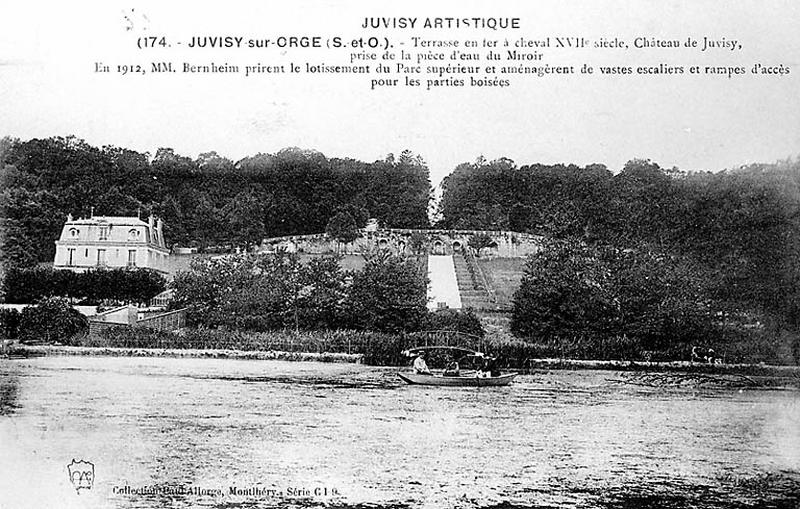 La terrasse, le fer-à-cheval et la pièce d'eau du Miroir.