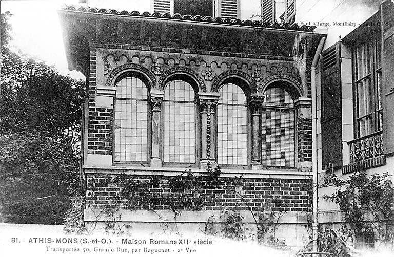 Elément d'une maison romane acquis en 1880 à Cluny par l'architecte Raguenet et transportée à Athis-Mons, 50 Grande-Rue, pour édifier un bow-window;.
