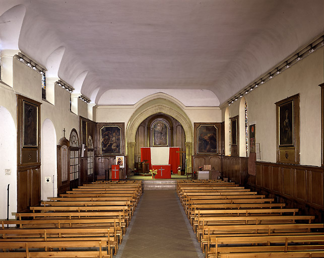 Vue d'ensemble de la nef en direction du choeur.