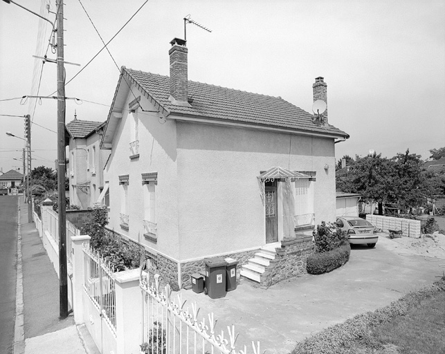 Vue d'ensemble du pavillon à façade sur mur pignon.