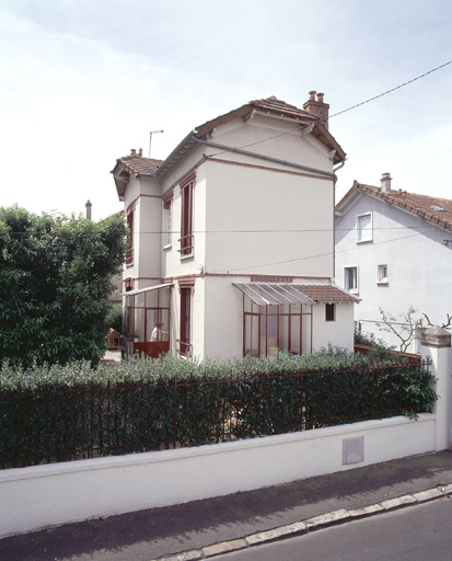 Vue d'ensemble du pavillon, dont le mur latéral est tourné vers la rue.