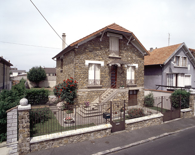 Vue d'ensemble du pavillon ; le rez-de-chaussée fortement surélevé est accessible par un escalier droit parallèle à la façade.