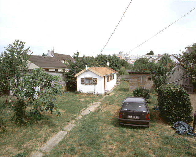 Vue d'ensemble ; celui de gauche pourrait être une maison provisoire de la Reconstruction.