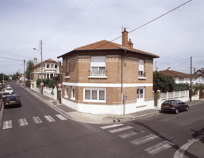 Vue d'ensemble. Cette maison d'angle a été construite par le même entrepreneur (Ch. Perniceni) que la maison n° 86bis.