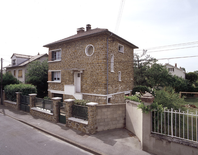 Vue d'ensemble de la maison construite en 1955. Les encadrements des baies à ressaut sont caractéristiques de l'après seconde guerre mondiale.