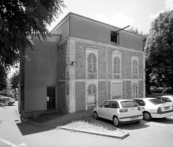 Vue de la façade postérieure de la maison de style Restauration. Un enduit de meulière rocaillée recouvre les moellons.