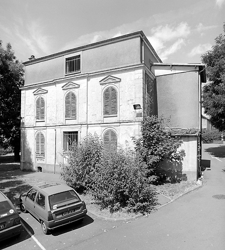 Vue de la façade antérieure de la maison, recouverte d'un enduit au plâtre.