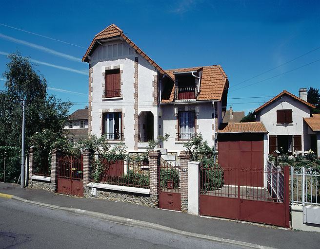 Vue d'ensemble du pavillon ; la brique souligne les angles de la façade et encadre les baies ; décor de faux pans-de-bois sous la demi-croupe.