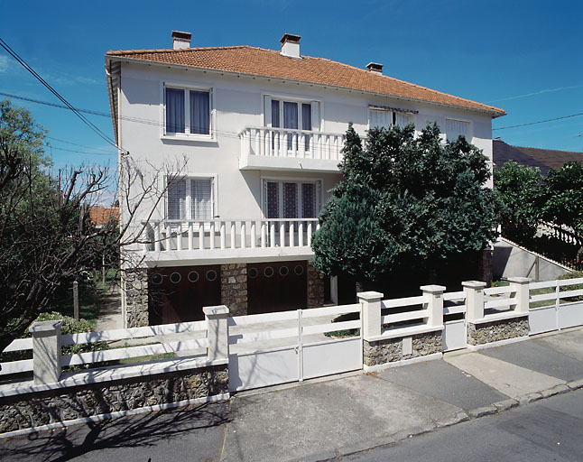 Vue d'ensemble ; 4 garages occupent le rez-de-chaussée.