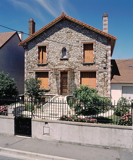 Vue d'ensemble du pavillon. Un perron donne accès au rez-de-chaussée surélevé. Sous le bandeau du rez-de-chaussée, une plaque émaillée porte le nom : L'Aurore.