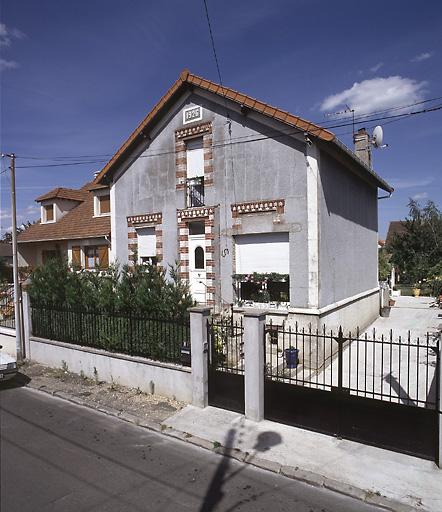 Vue d'ensemble du pavillon ; un des rares chronogrammes (1926) relevés sur les façades.