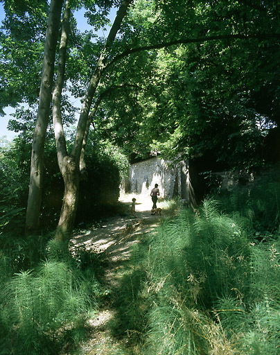 Vue du sentier rural n°5 dit de l'ancien petit Mons, près du carrefour avec le sentier de la Fontaine Garelle.