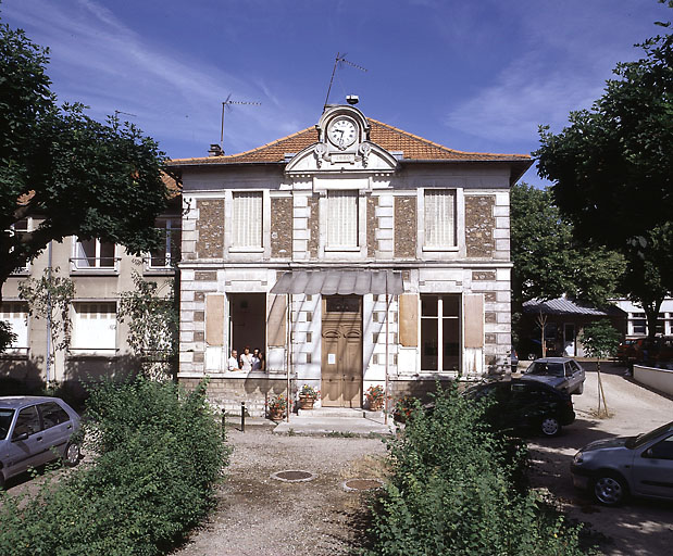 Vue d'ensemble du bâtiment, aujourd'hui siège de la Maison de Banlieue et de l'Architecture.