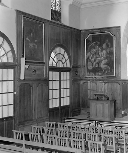 Vue des portes vitrées fermant la chapelle seigneuriale sur le côté nord de l'église.