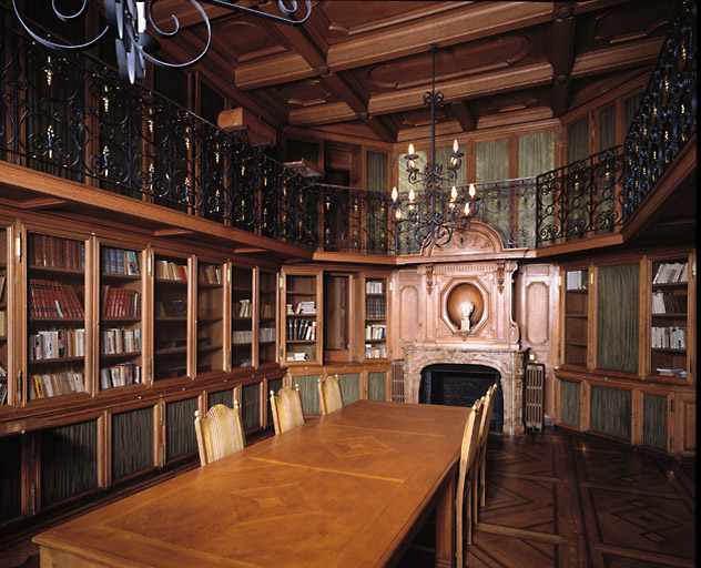 Vue d'ensemble de la bibliothèque aménagée par Alphonse de Courcel en 1906 ; les boiseries sont dues à l'entreprise Ruzé, 64 rue Mademoiselle à Paris, sous la direction de l'architecte Georges Lisch.