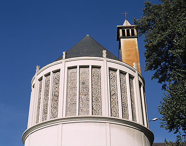 Détail de la baie du chevet et du clocher de la chapelle.