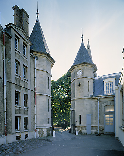 Les deux tourelles accolées au château et aux communs donnant accès au parc ; elles ont été construites par la famille de Courcel vers 1906 ainsi que les deux travées qui abritent la bibliothèque.