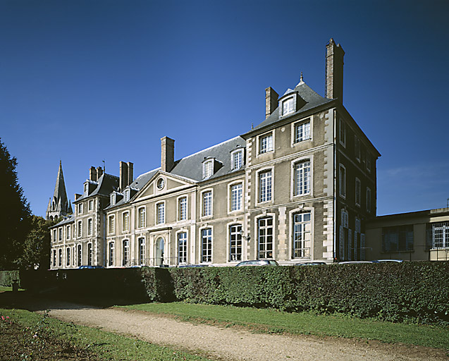 Le château : vue d'ensemble de la façade, côté parc ; accolées au pavillon de gauche, les deux travées ajoutées en 1756 par la comtesse de Charolais, prolongées en 1906 par deux travées supplémentaires pour abriter la bibliothèque du baron de Courcel.