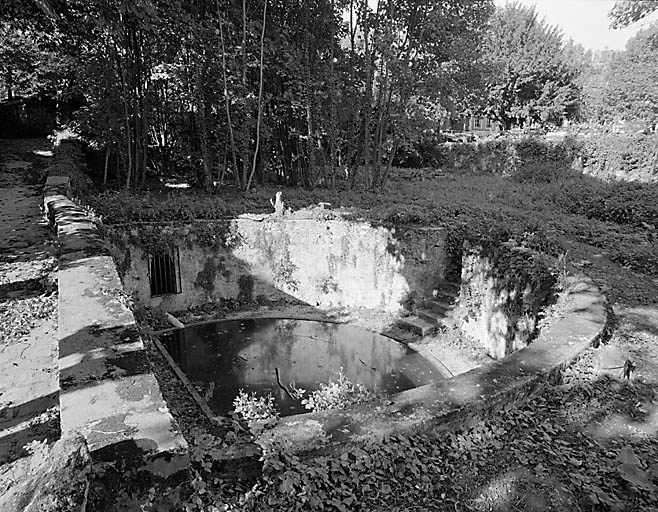 Le bassin en hémicycle de l'ancien potager.