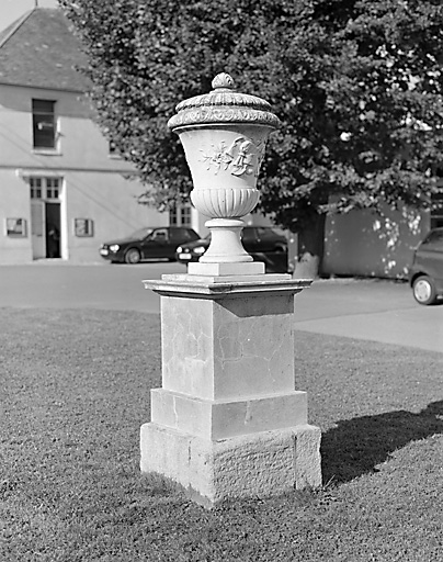 Vue d'un des deux vases de jardin placés dans la cour d'honneur ; ils auraient été offerts par Bismarck au baron de Courcel, ambassadeur à Berlin.