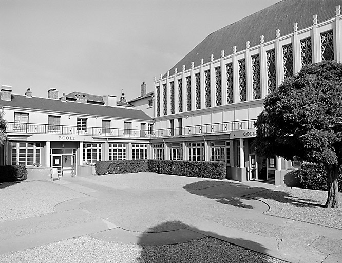 Vue d'ensemble de la cour bordée par l'école et par la chapelle.