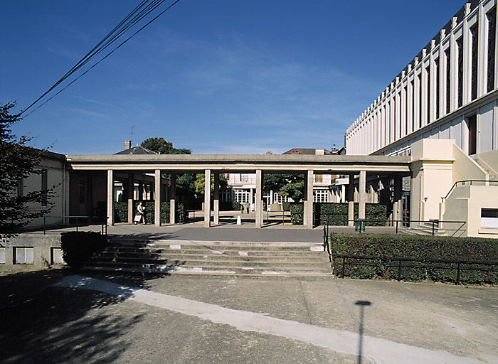 Le portique donnant accès à la cour d'école bordée d'un côté par la chapelle Saint-Charles-Borromée.