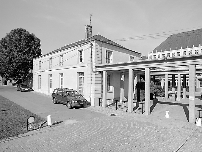 Sur le côté gauche de la cour d'honneur, pavillon et portique d'accès à la cour de l'école.