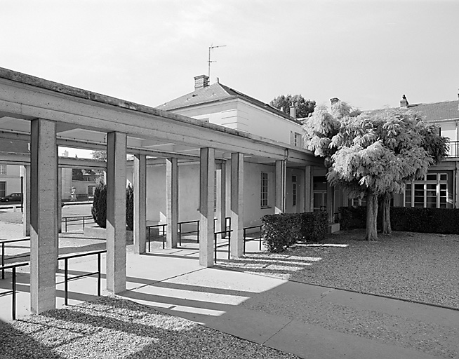 La galerie-portique vue de la cour de l'école.