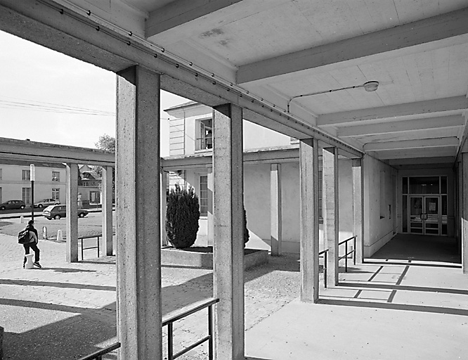 Vue de la galerie-portique conduisant aux bâtiments de l'école.