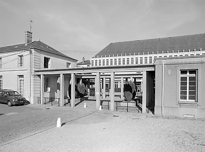 Vue d'ensemble de la double galerie-portique qui donne accès à la cour de l'école.