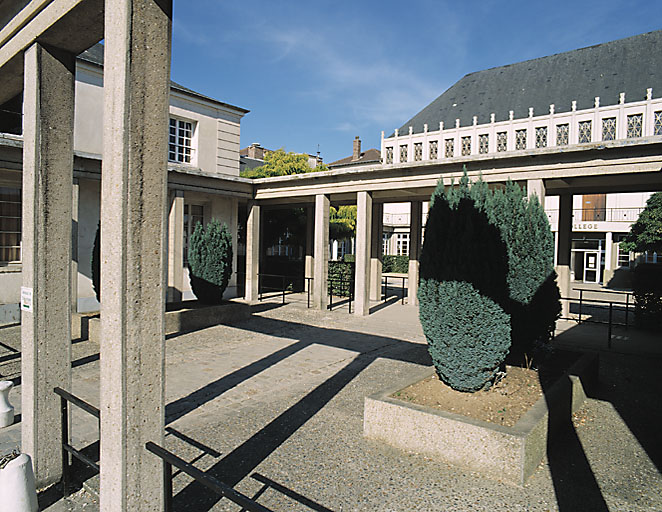 Vue d'ensemble de la petite cour délimitée par la double galerie-portique.