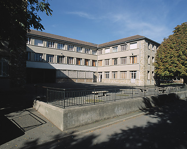 Façade postérieure du bâtiment scolaire construit en 1950.