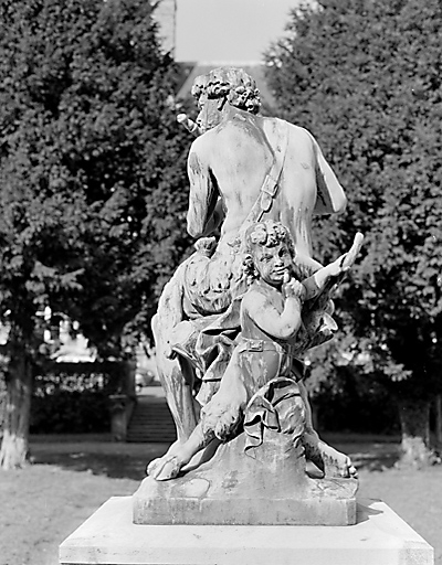 Statue : Berger jouant de la flûte