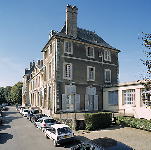 Vue latérale du château, côté parc.