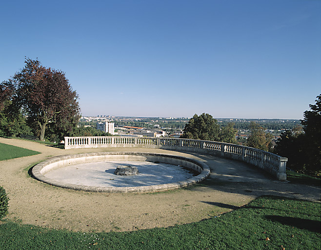 Vue du bassin et de la balustrade placée en belvédère au-dessus de la pente du parc.