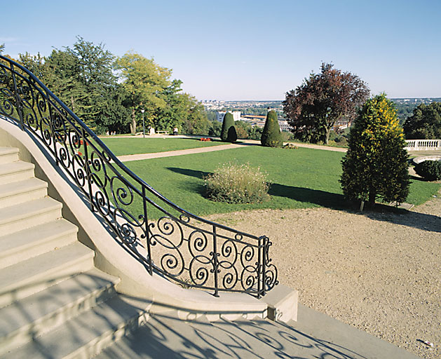 Vue du parc depuis l'escalier de la terrasse.