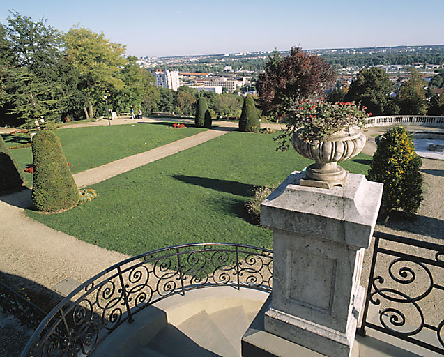 Autre vue du parc depuis l'escalier de la terrasse.