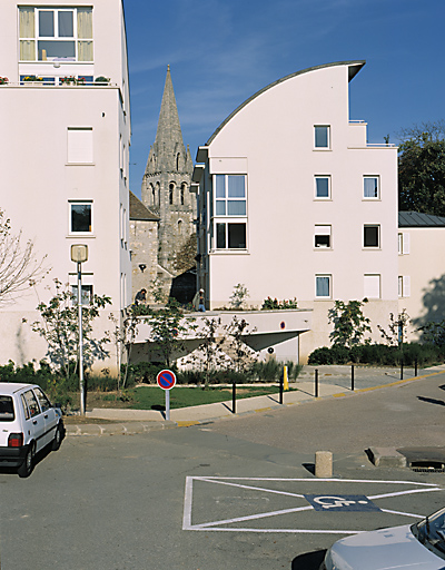 Vue du clocher entre les immeubles de la ZAC situés face à la mairie.