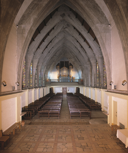 Chapelle : vue d'ensemble de la nef en direction de la tribune d'orgue.