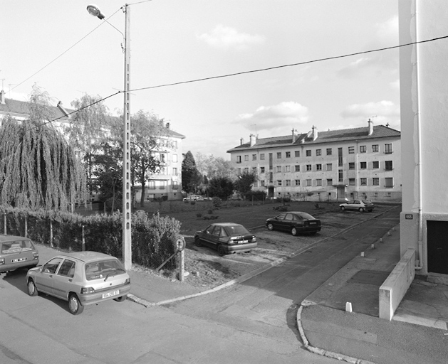 Vue d'ensemble de la Cité ; à droite, amorce du mur-pignon du 3e immeuble.