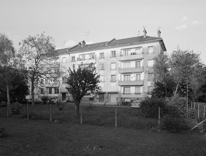 L'immeuble situé à gauche du square (immeuble Sourdeau, Expert et Froment) : façade sud-ouest.