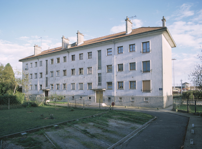 L'immeuble situé au fond du square (immeuble Rivière et Garnier) : façade nord-ouest.